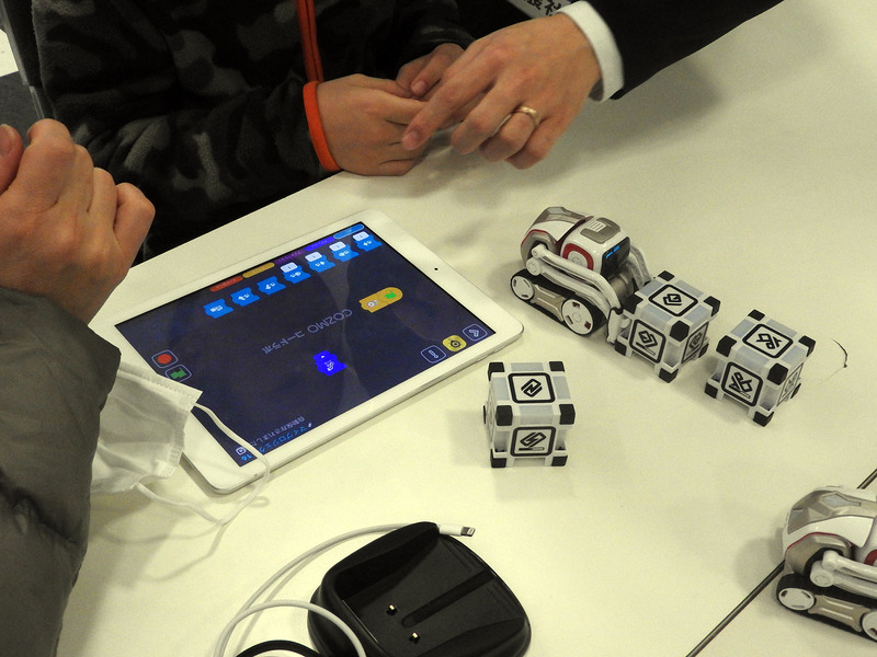 ブロックを並べてプログラミングを行う