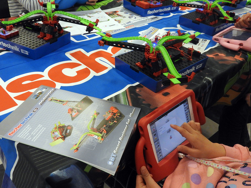 フィッシャーテクニックエデュケーションは、ドイツ生まれのSTEM教材「フィッシャーテクニック」の体験デモを行っていた