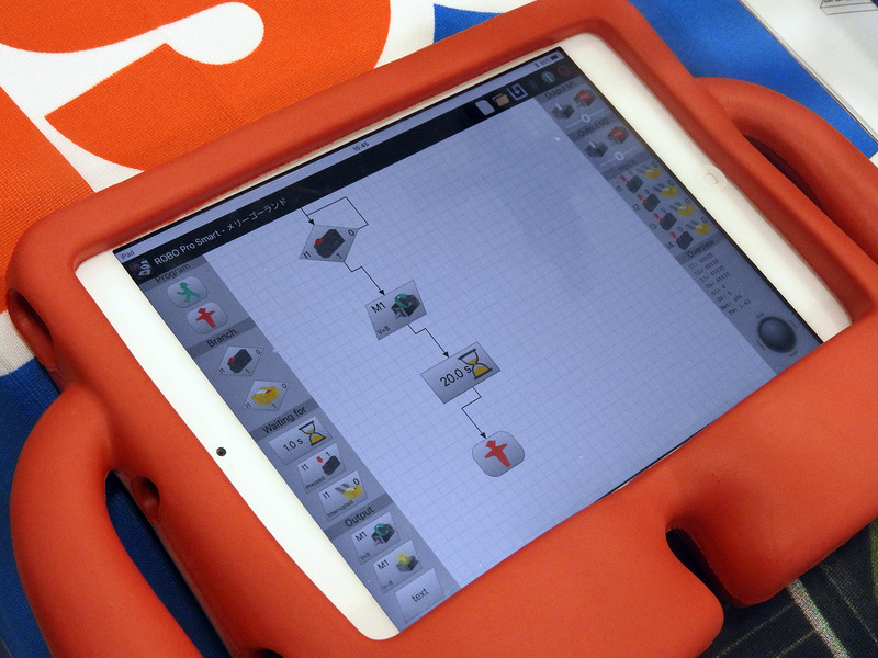 タブレットを使ってフローチャートによるプログラミングが可能