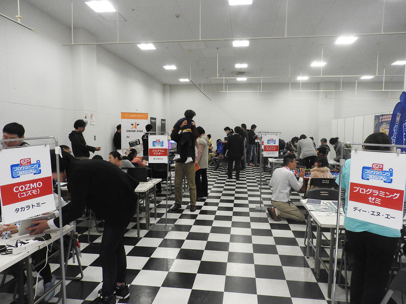 GPリーグプログラミング・ラーニングスタジオ会場の様子。オープンスペースで開催されており、親子連れの買い物客も多数訪れていた
