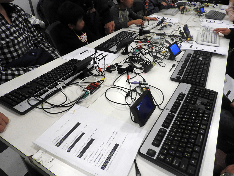 教育用コンピューター「IchigoJam」を使ったワークショップの様子