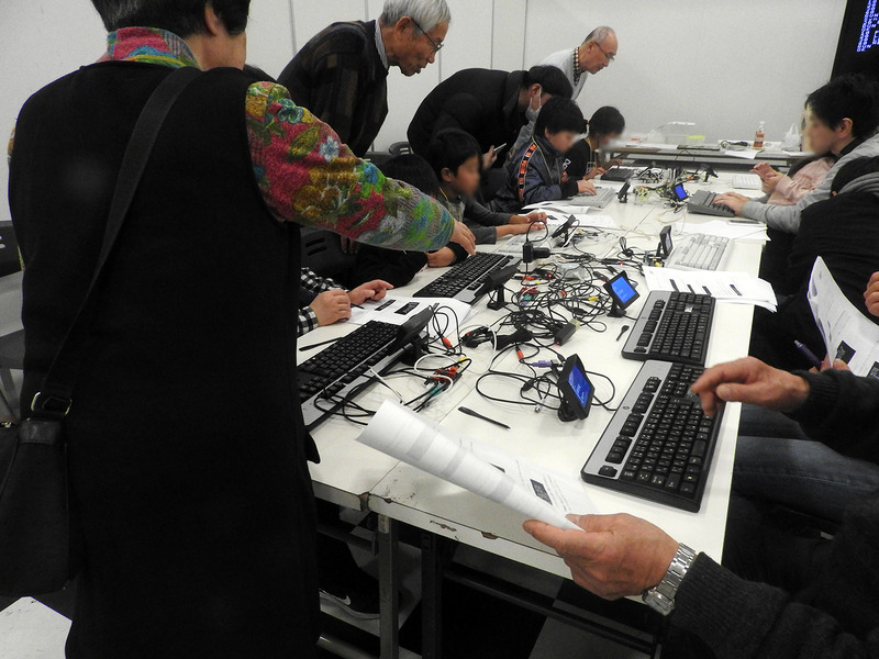 柏市のボランティアの方がワークショップを手伝っていた