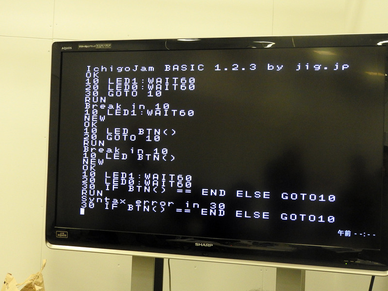 IchigoJamでは、IchigoJam BASICと呼ばれるBASIC言語を使ってプログラミングを行う。これは何かボタンが押されたらLEDの点滅が終了するプログラム