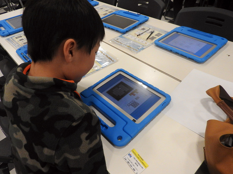 JEITAは、アルゴリズム学習パズルゲーム「アルゴロジック」の体験デモを行っていた