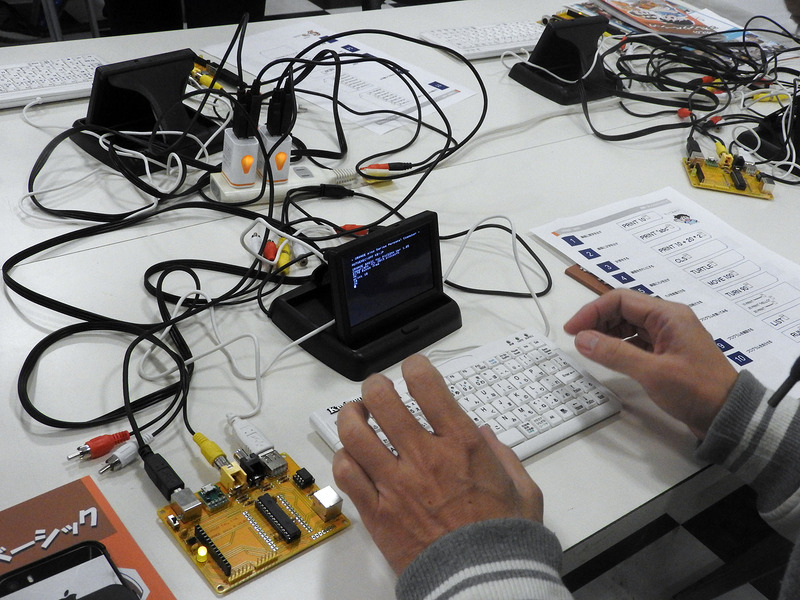 ピコソフトはBASICが動く教育用コンピューター「ORANGE pico」の体験デモを行っていた