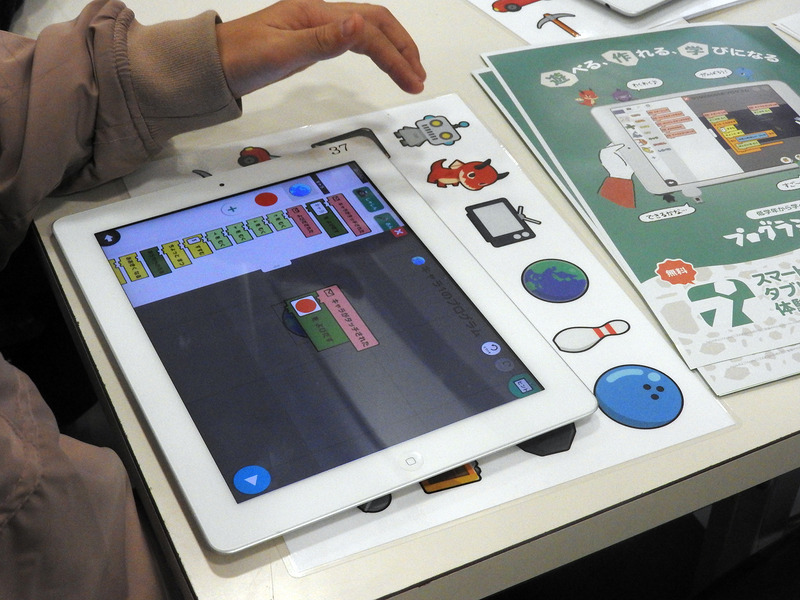 プログラミングゼミでは、ブロックを並べてプログラミングを行う