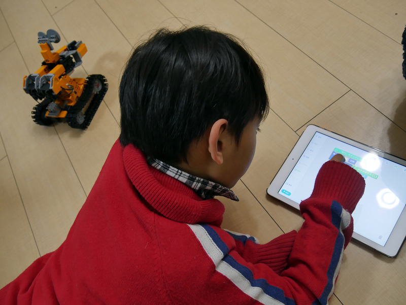 喜々としてプログラムを組み、ロボットを動かす息子