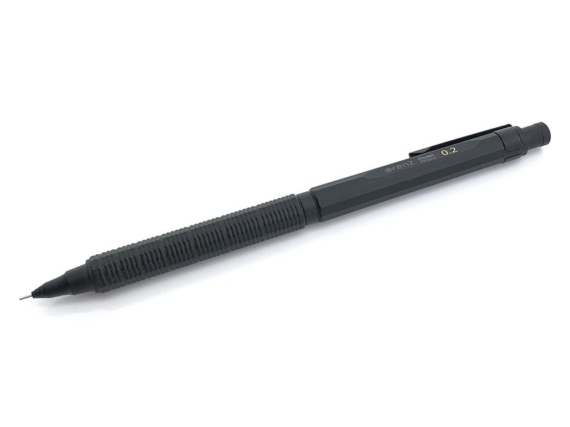 こちらはぺんてるの極細シャーペン。このシャーペンで細かな線を速く何度も描くのが気持ち良く、これまたちょっとしたハマり状態に