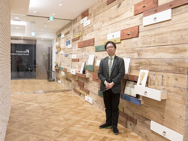 株式会社リクルート住まいカンパニー<br>SUUMO編集長　池本 洋一さん<br><br>1972年滋賀県生まれ。1995年上智大学新聞学科卒業。同年（株）リクルートに入社。住宅情報誌の編集、広告に携わったのち、都心に住む編集長、住宅情報タウンズ編集長、SUUMOマガジン編集長を経て、2011年よりSUUMO編集長（現職）。住まいの専門家としてテレビ・新聞・雑誌などのメディア出演、講演,執筆を行う。リクルート住まい研究所主任研究員（兼務）、国土交通省　既存住宅市場活性化ラウンドテーブル委員、内閣官房まち・ひと・しごと創生本部　日本版CCRC有識者会議委員、良質住宅ストック形成のための市場環境整備促進事業　評価委員