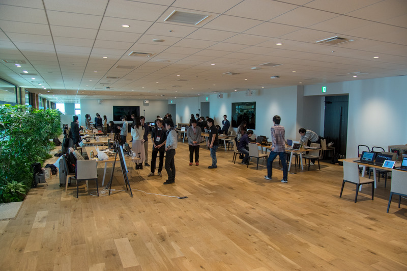 参加企業と学生の展示ブース