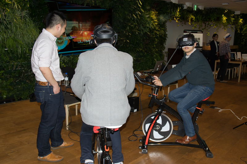エアロバイクとViveコントローラを組み合わせたVRシューター「アーティファイト」を展示したアンビリアルのブース
