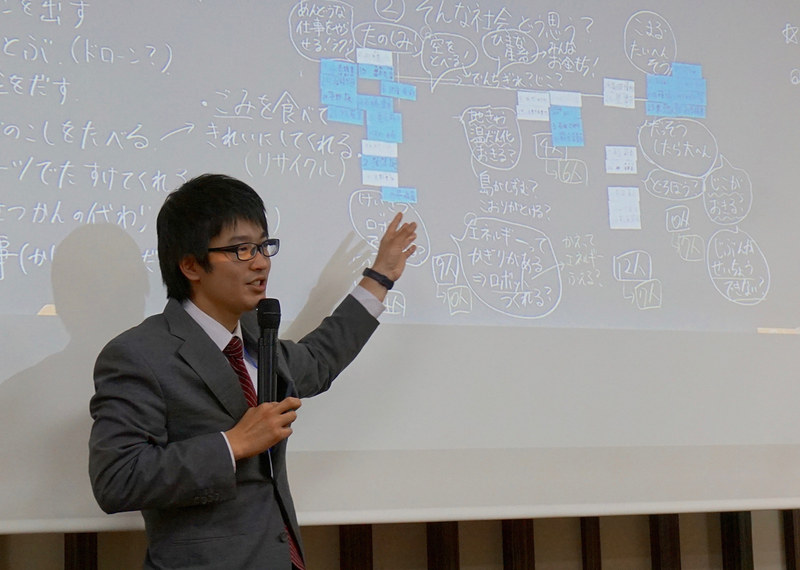 千葉大学教育学部附属小学校の小池翔太教諭は、小学3年生で実施したプログラミング教育の事例を紹介。Hour of Codeやmicro:bitなどを活用した1年間の取り組みを述べた