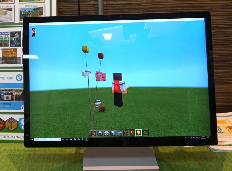Minecraft:Education Editionの新機能「Chemistry Resource Pack」が展示された。写真はヘリウム風船をブタにつないで空に飛ばす実験