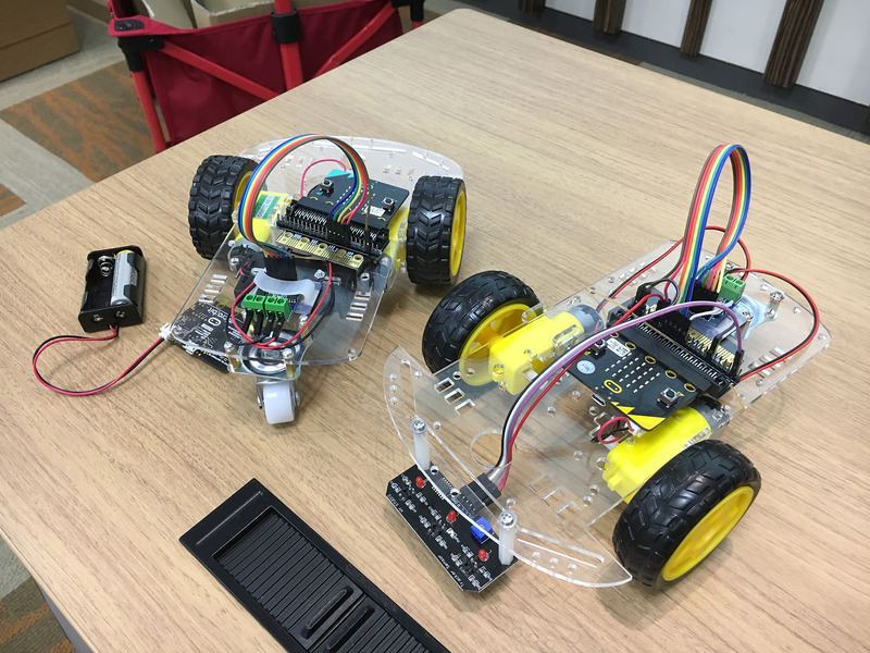 micro:bitを使ったライントレースカーのワークショップは来場者の関心も高く、多くの人が集まった