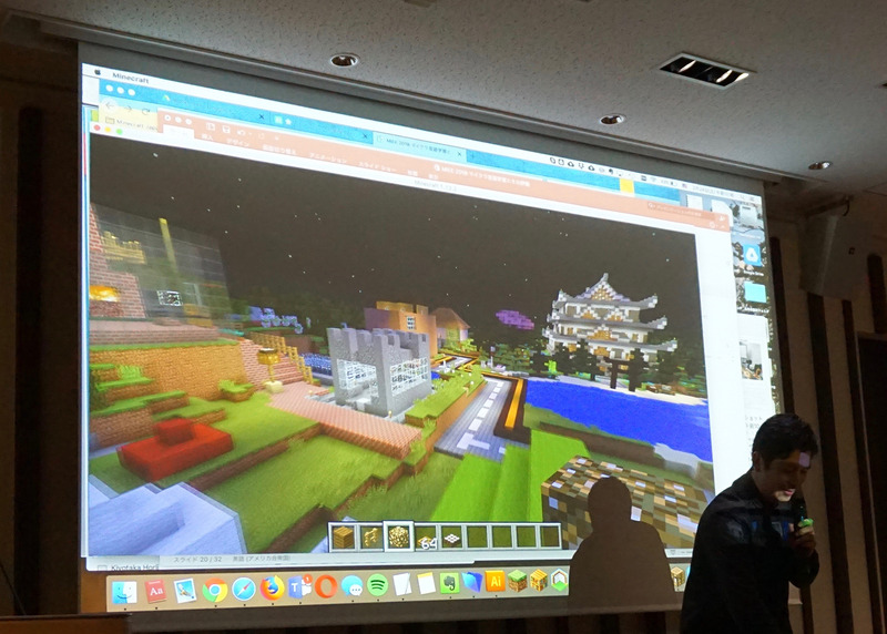 「学校のPRビデオをつくろう」という学習で、子供たちが作成中の校舎。ひとつのワールドに同時に複数人がアクセスして、ひとつの建造物を作る