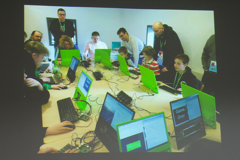 Raspberry Piを使ったワークショップ。Python Gameのコードを一部変えてみるなどしている。4～5人にひとり大人がついてフォローできる体制