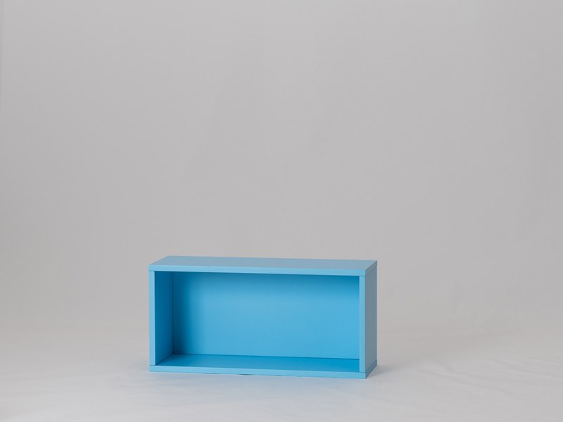 第一弾商品の「SIMPLE BOX」。サイズ：高さ22cm×奥行き16cm×幅45cm。写真のカラーはSoda Blue