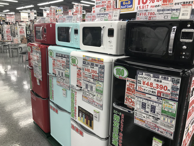 冷蔵庫とレンジをポップカラーで統一できる製品