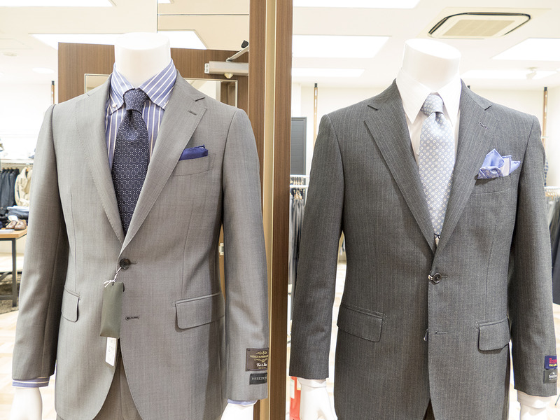左が30代、右が50代のコーディネート。50代のほうが襟の部分が少し広くなっています