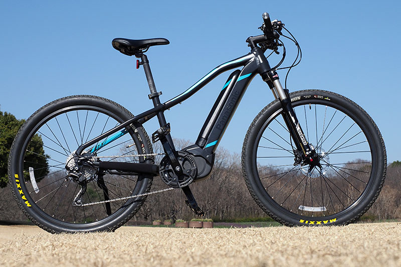 パナソニック・サイクルテックの電動アシストMTBこと「XM1」。採用パーツやタイヤサイズなども本格的なマウンテンバイクの仕様ですが、電動アシスト自転車でもあります。メーカー希望小売価格は33万円（税別）ですが、2017年9月1日の発売以降、メーカーの予想を超える売れ行きだそうです