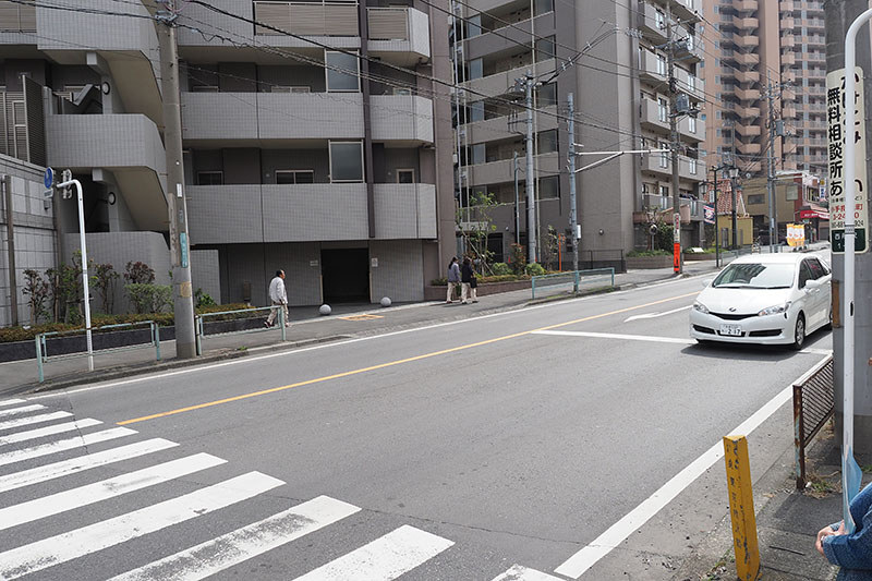 約10km走行。緑が減って建物とクルマが増えてきた～