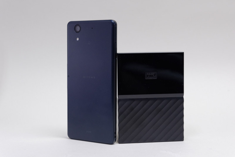 5インチクラスのスマートフォンと比べるとこの小ささ