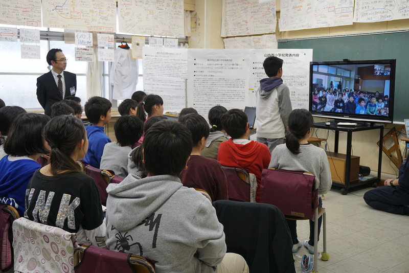 教室全体を映し、子ども達は画面に向かって話しかけるスタイル。Skypeで教室同士をつないだ