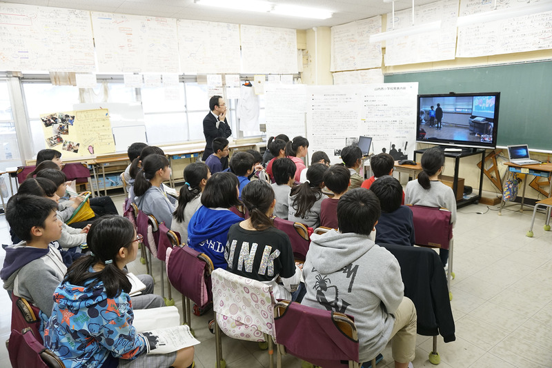 画面を通して実演を見る大岡小の子どもたち