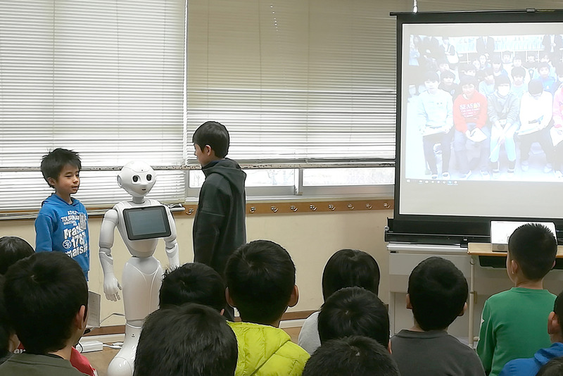 山内西小でPepperとのやりとりを実演している様子