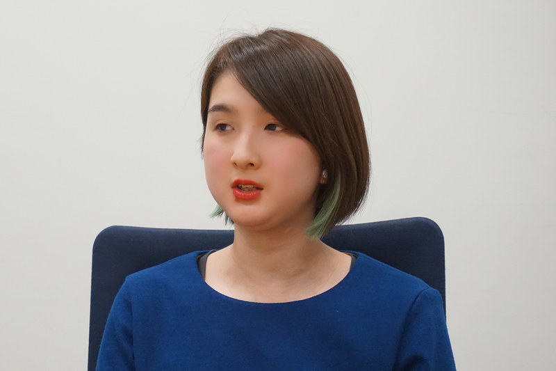 和田夏実氏。インタープリター。手話を第一言語として育ち、大学進学時にあらためて手で表現する可能性に惹かれる。慶應義塾大学大学院修了。視覚身体言語の研究を行ないつつ、さまざまな身体性をもつ方々と協働し、感覚を共に模索するプロジェクトを進める。2016年度未踏IT人材発掘・育成事業「スーパークリエータ」認定。2017年ICCにてemagencies!033「結んでひらいて / tacit creole」展示．手話通訳士