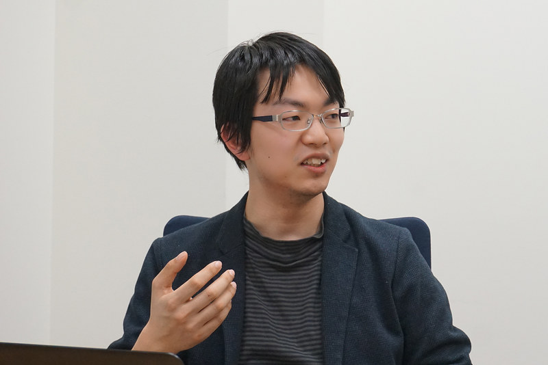 米辻泰山氏。Preferred Networks。2012年度未踏事業を修了。東京大学でロボコンサークルRoboTechに所属しメカニックを担当。東京大学工学精密工学科を卒業した後、東京大学大学院工学系研究科に進み、未踏人材育成事業ではWeb親和性の高い創作形態の提案と創作環境の開発というテーマでecomakiをリリース。その後、ファナック株式会社のCNCソフトウェア研究所に勤務後、フリーランス等を経て2016年に未踏事業の紹介でプリファードネットワークスに入社。Amazon Picking Challenge、およびCEATEC JAPAN展示会でロボットの開発に携わり、2017年1月、プリファードネットワークスが開発するディープラーニングフレームワークchainerを用いた自動着色サービスPaintsChainerを公開