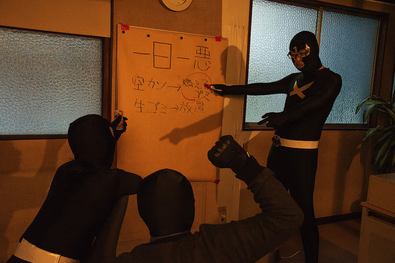 悪のブリーフィング中。「本日もご安全に！」もしかして、いい人たち？