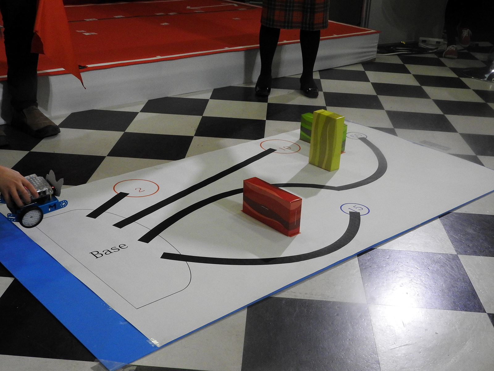 コース上にゴール（2点、10点、15点、60点の4種類）と障害物が設置されており、ゴールを何回通過または停止できるかを競う