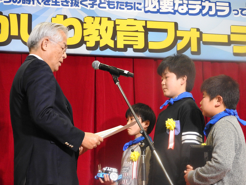 「チームMMM」と「スカイブルー」のメンバーには、柏市教育委員会教育長の河嶌貞氏から賞状が授与された