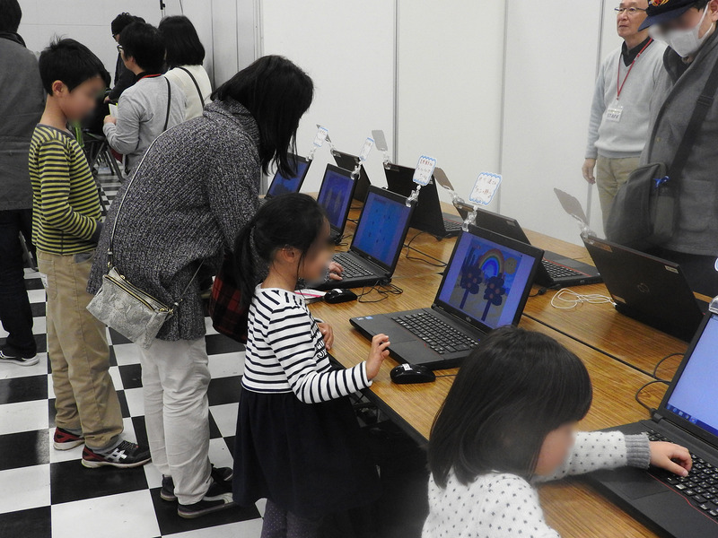 スクラッチ作品コンテストの優秀作品を実際に体験できるコーナーも用意されており、来場者がゲームなどの作品を楽しんでいた