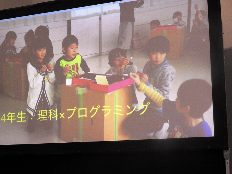4年生の理科の授業の中で、プログラミングを利用している様子
