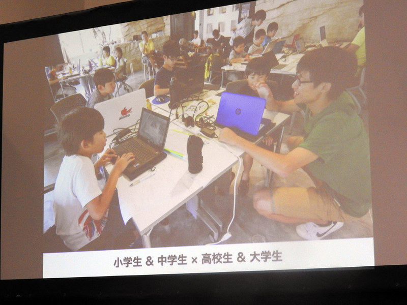CoderDojo Kashiwaの様子。小学生と中学生、高校生、大学生が一緒にプログラミングに取り組んでいる