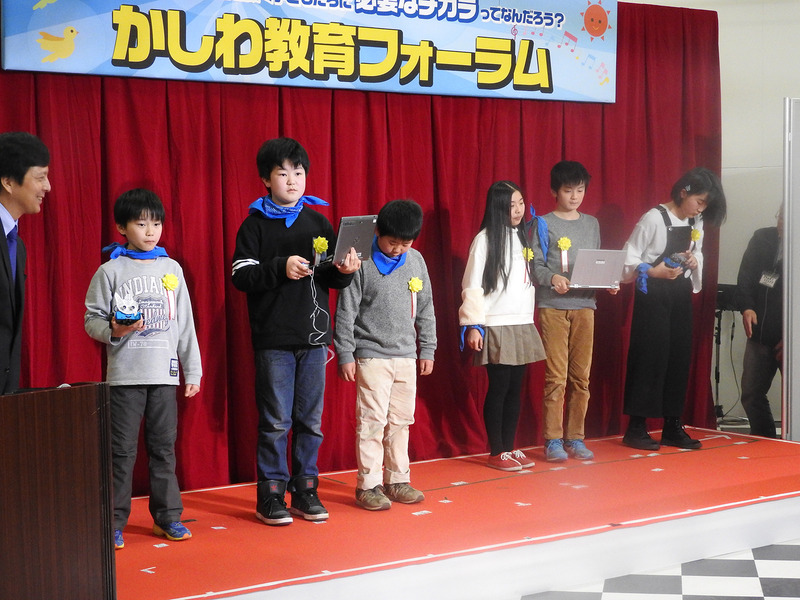 決勝に残ったチームMMM（左から3人）と、スカイブルー（右から3人）のメンバー