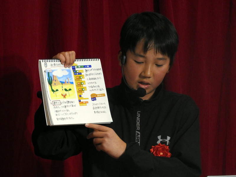 仲川漣さん。パソコンが使用できない学校でも説明できるように、紙芝居形式で説明を行った