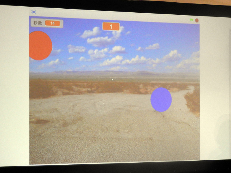 レベル1では、青い丸を動かして、鬼である赤い丸に捕まらないように逃げればいい。鬼に捕まってしまうと、ゲームオーバーとなる