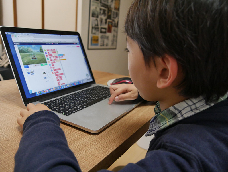 大喜びでプログラミングを続ける息子