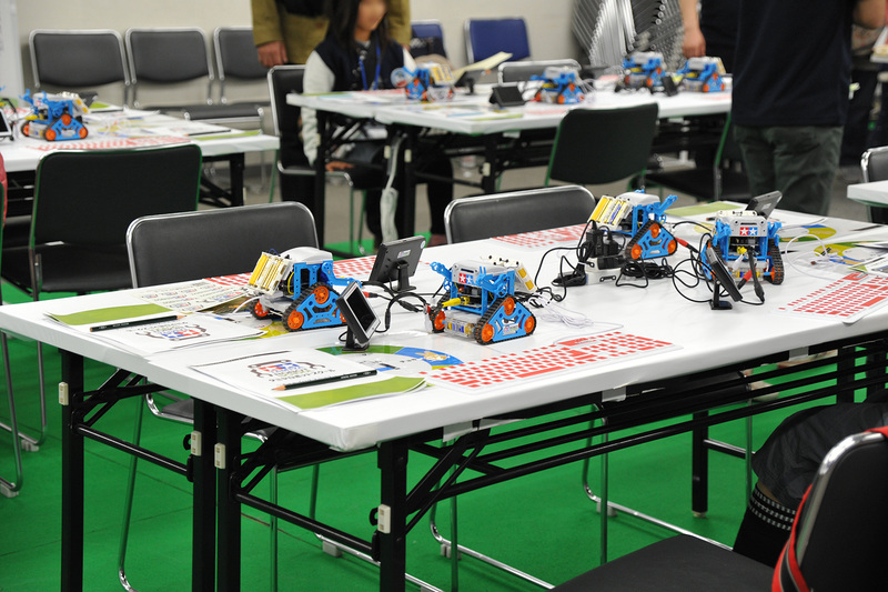 テーブルに並べられたロボット達