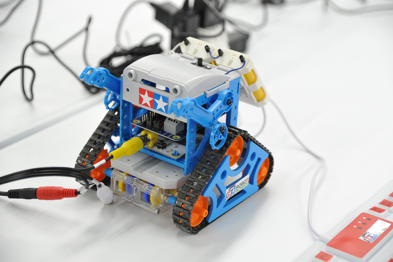 すでに組み立てが完成した状態のカムロボ、背負っている電池ボックスがなかなかかっこいい