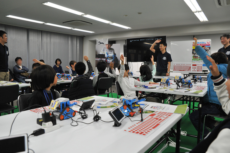 講師の質問に元気よく手をあげる子ども達