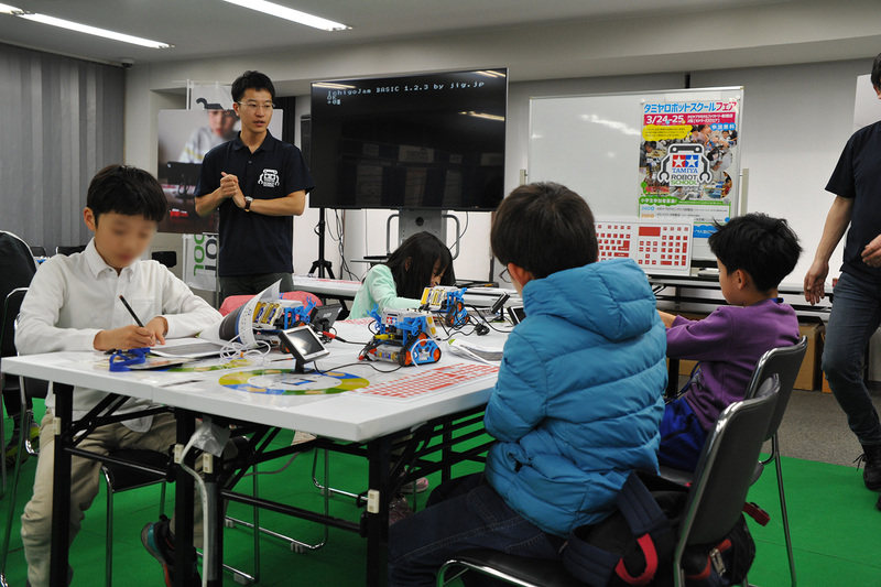 コンピューターが入っている身近な物を考える子ども達