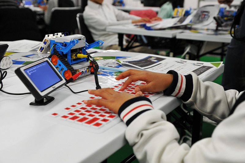 はじめてのプログラミングに挑戦中、慎重にキーボードで入力していく