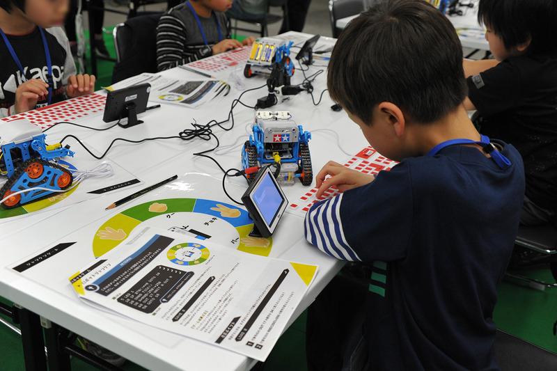 入力したプログラムを真剣に見直し、動作確認する子ども達