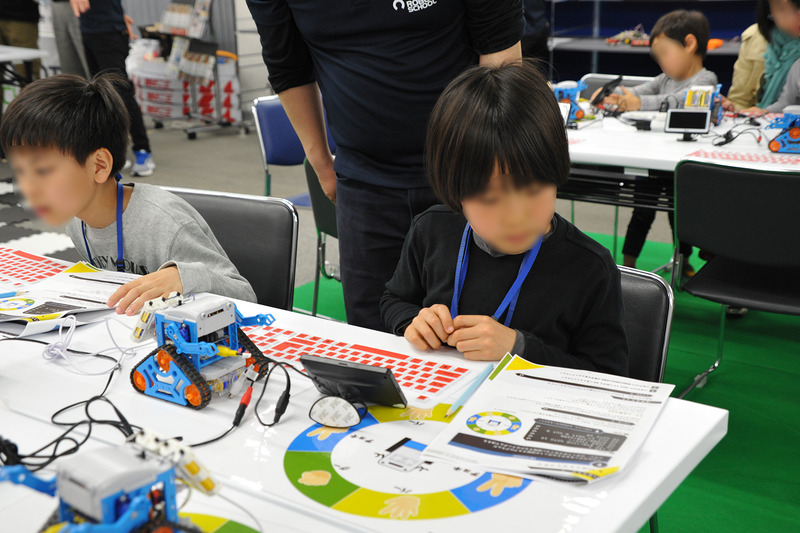 入力したプログラムを真剣に見直し、動作確認する子ども達