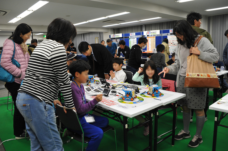 ロボットとのじゃんけんに興じる参加者達