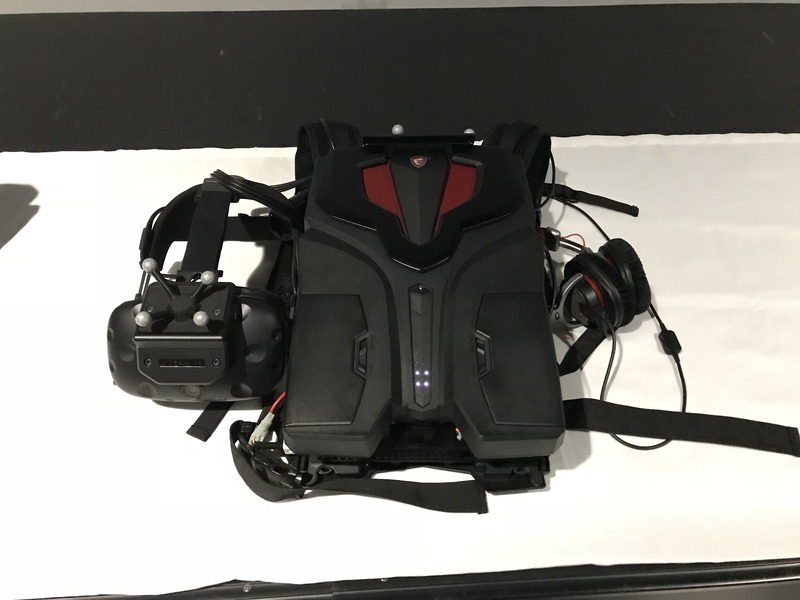 バックバック型PCを背負うので、自由に歩き回ってプレイできる